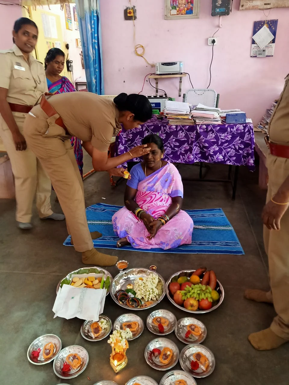 மலர்விழிக்கு வளைகாப்பு நடத்தும் அன்னம்