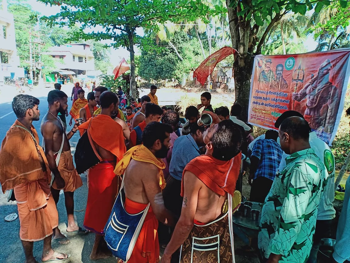 சிவாலய ஓட்டத்தின்போது தாகம் தணிக்கும் பக்தர்கள்