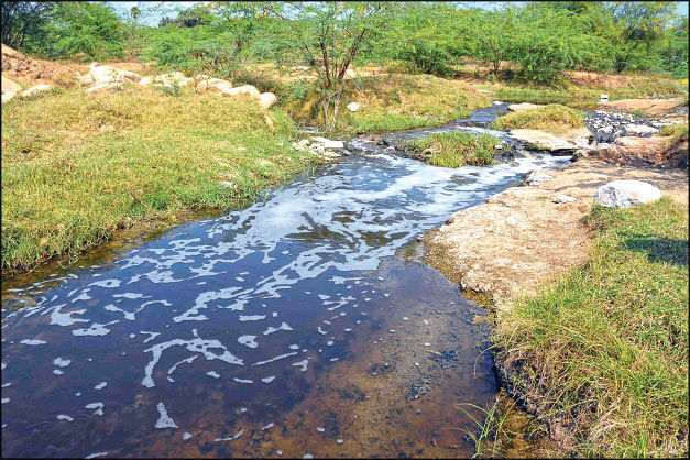 கழிவுநீர் கலந்து காணப்படும் ஆற்றுநீர்