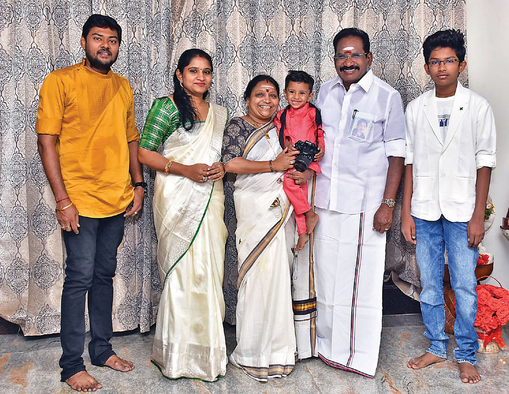 அமைச்சர் குடும்பம்...
