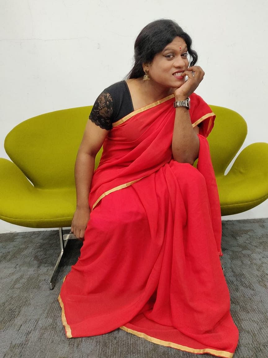 லேடி கெட் அப்பில் புகழ்