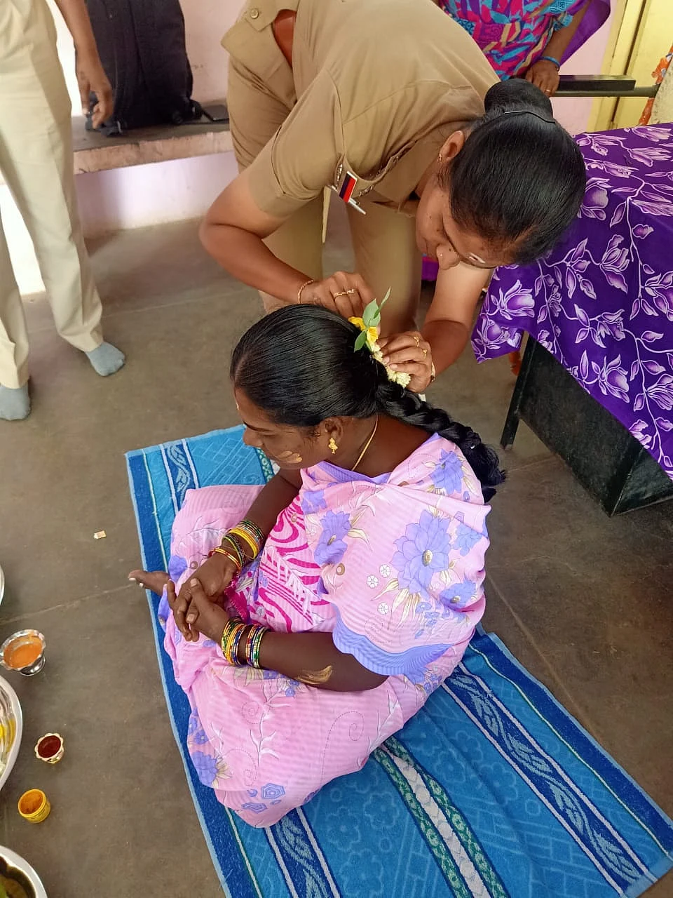 மலர்விழிக்கு வளைகாப்பு நடத்தும் போலீஸார்