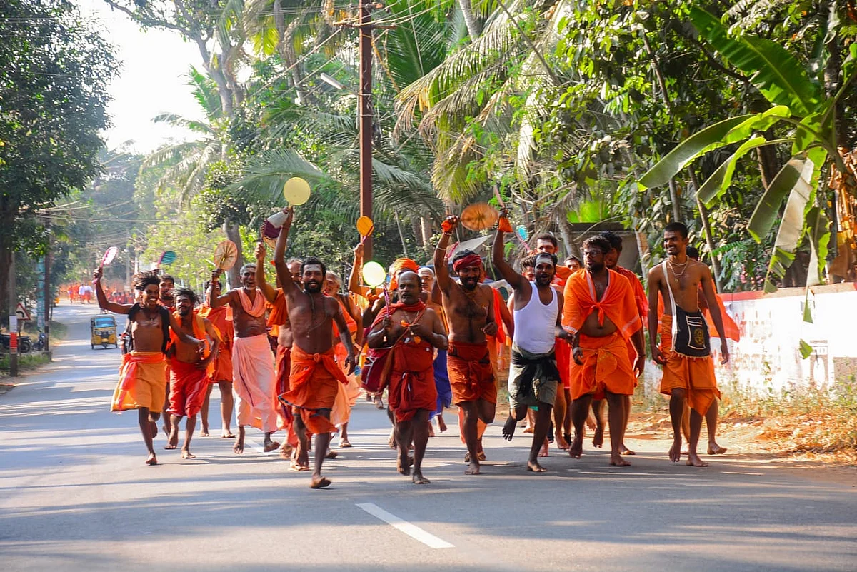 சிவாலய ஓட்டத்தில் பக்தர்கள்