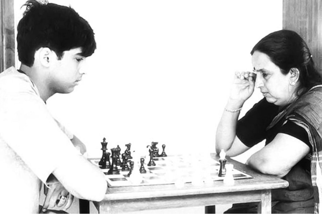 ஆனந்த் தாயாருடன்...