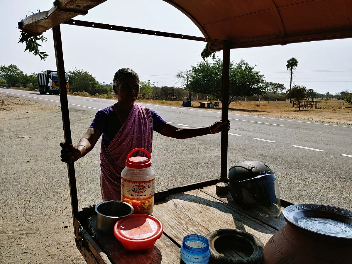 இளநீர் கடை முன்பு வெள்ளையம்மாள்