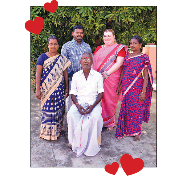 குடும்பத்தினருடன் கந்தசாமி - எலிசபெத்...