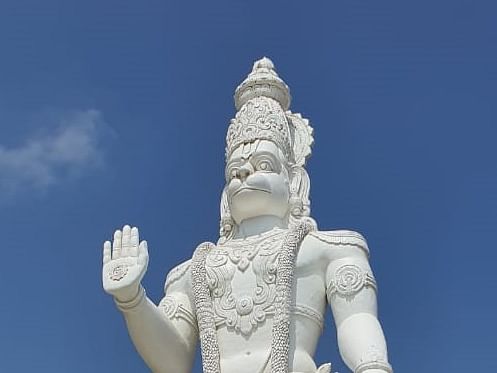 `54 அடி உயர சிலை!' - `எடிட்டர் மோகனின் `அனுமன் ஜங்ஷன்' பட வெற்றியால் உருவான கோயில்