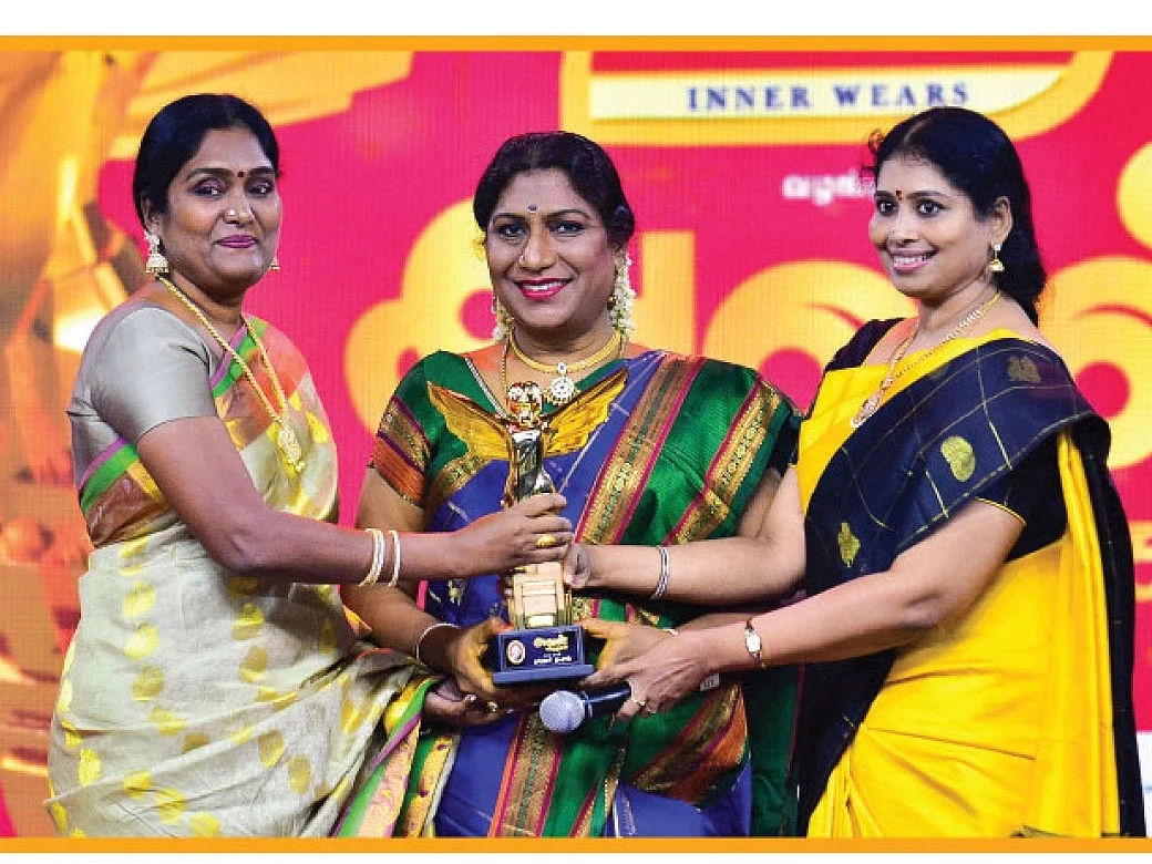 மருத்துவர் சாந்தா முதல் விவசாயி தமிழ்ச்செல்வி வரை... சாதனைப் பெண்களுக்கு மரியாதை!