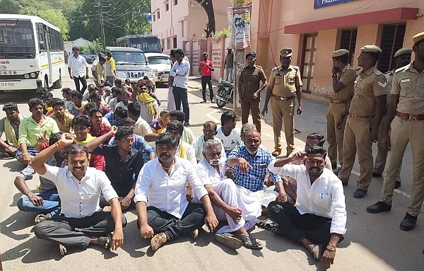 பள்ளியை முற்றுகையிட்ட உறவினர்கள்