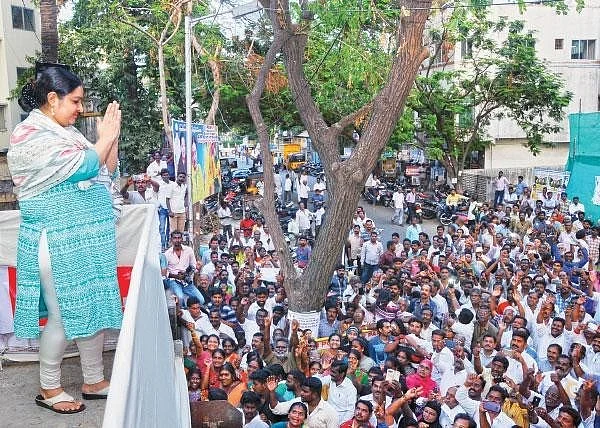 தீபாவின் ஆதரவாளர்கள்