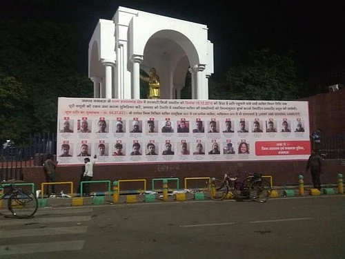 லக்னோவில் பேனரில் சி.ஏ.ஏ போராட்டக்காரர்கள் புகைப்படம்: ஆதித்யநாத்தின் பழிவாங்கும் நடவடிக்கையா?