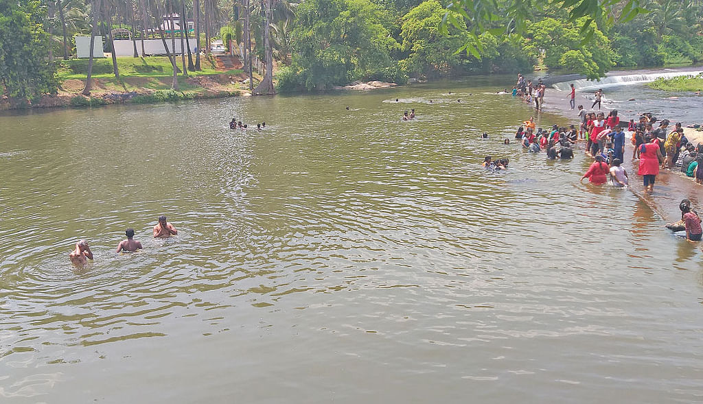 ஆழியார் அணைக்கட்டுக்குப் பின்பக்கம் இப்படியொரு அற்புதமான குளியல் ஸ்பாட்...
