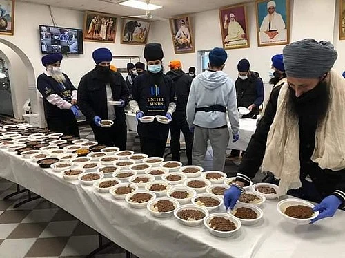 `இடைவிடாமல் எரியும் அடுப்பு; தினமும் 30,000 பார்சல்கள்!' - இந்தியர்களால் நெகிழும் நியூயார்க்வாசிகள்