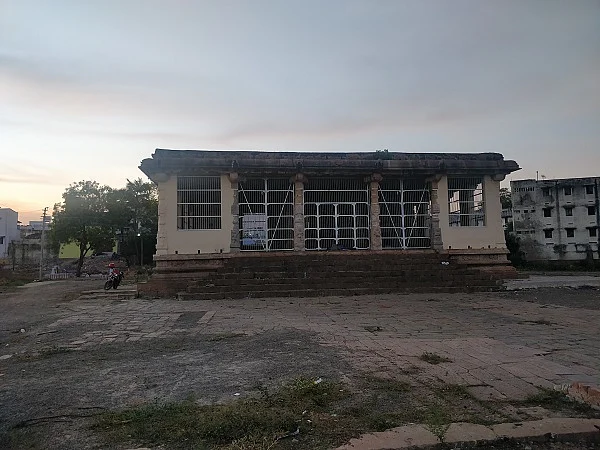கூரை மீதேறி வ.உ.சி பேசிய மண்டபம்