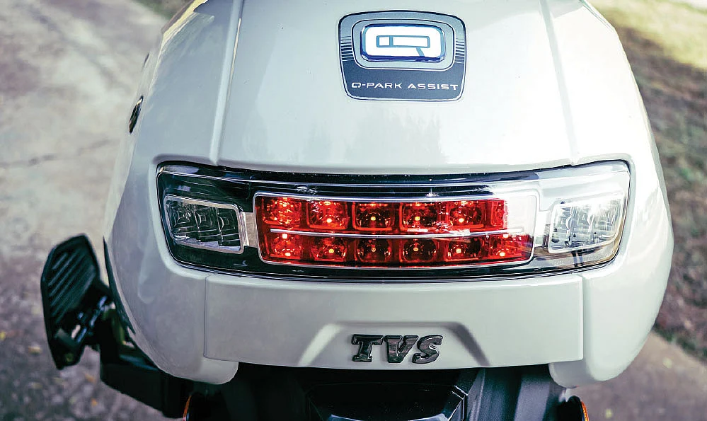 முன்பக்கம் போலவே பின்பக்கமும் LED லைட்ஸ், Robo cop போலவே இருக்கின்றன.