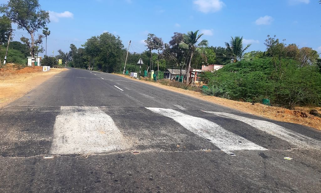 அடுத்தடுத்து அமைக்கப்பட்டுள்ள வேகத்தடைகள்