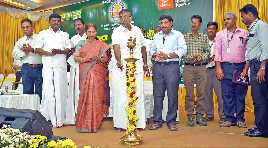 விழாவில் குத்துவிளக்கேற்றும் அமைச்சர் கே.பி.அன்பழகன்