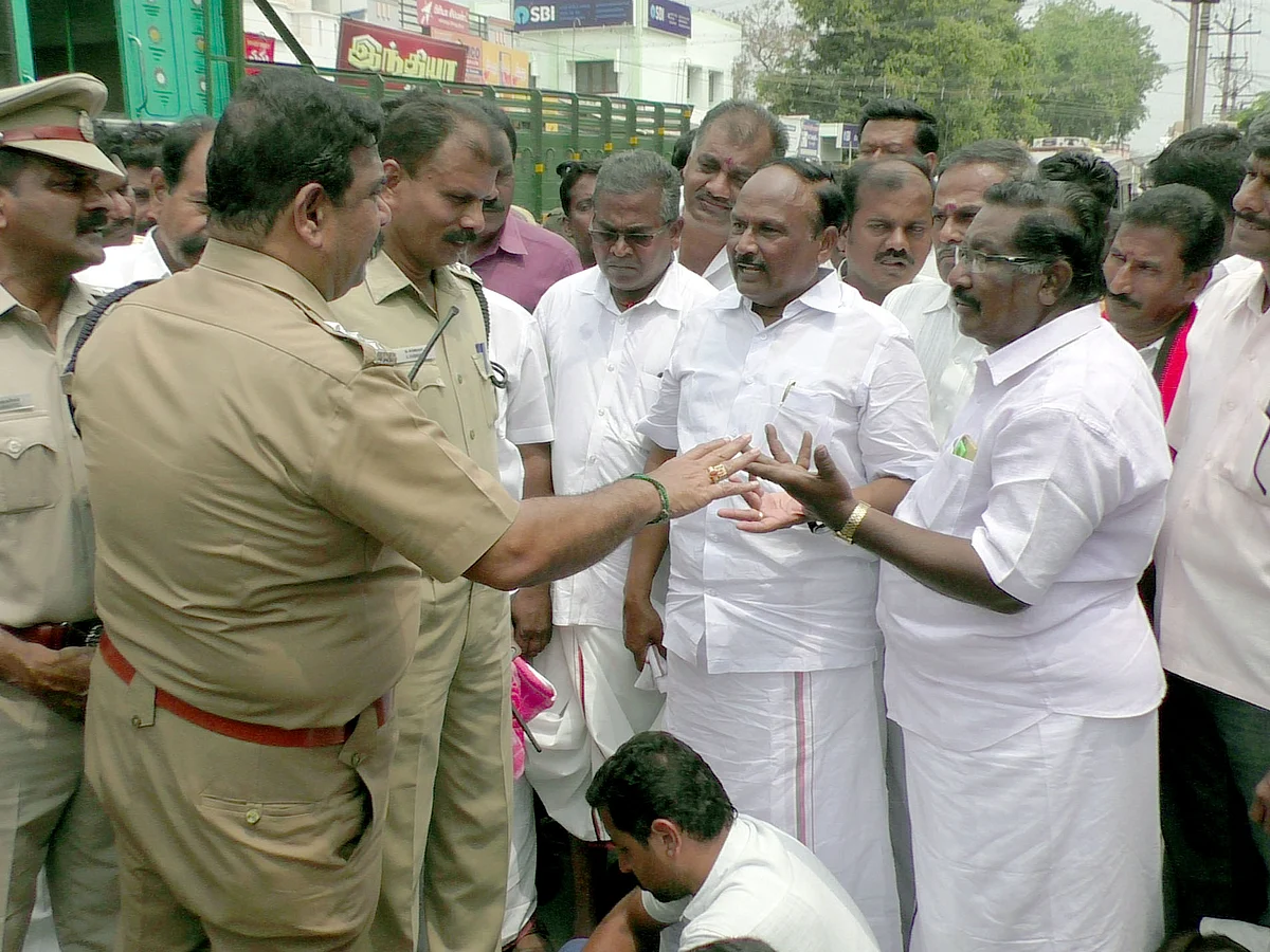 போலீஸாருடன் பேச்சுவார்த்தையில் தி.மு.கவினர்