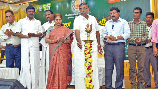 விழாவில் குத்துவிளக்கேற்றும் அமைச்சர் கே.பி.அன்பழகன்