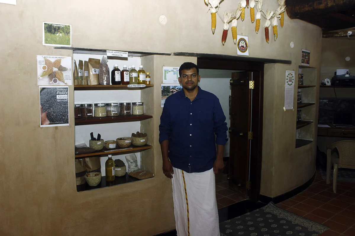 விதைகள் உள்ள அலமாரி முன்பு பிரதீப்குமார்