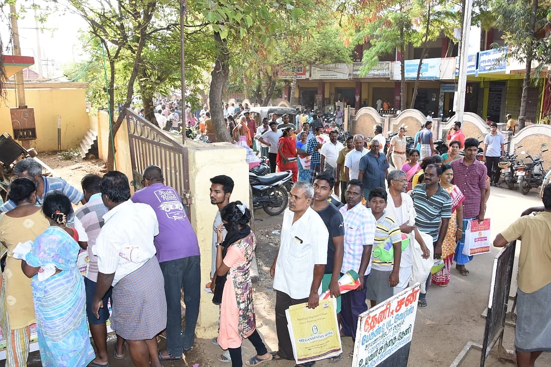 வரிசையில் காந்திருந்த பொதுமக்கள்