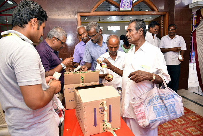 வேஸ்ட் டீகம்போஸர் வழங்கும் பணி