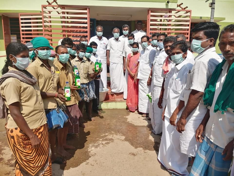 செந்தில் பாலாஜி ஃபவுண்டேஷன் சார்பில் கிருமி நாசினி வழங்குதல்