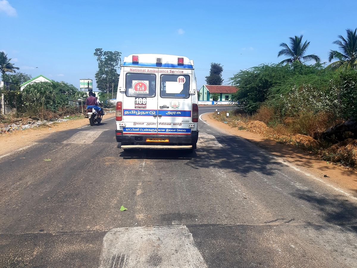 `அடுத்தடுத்து நான்கு; 34 கி.மீ தூரத்துக்கு 56 வேகத்தடைகள்!' - புதுக்கோட்டை - அறந்தாங்கி சாலை அவலம்