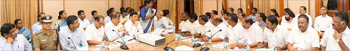 கொரோனா நோய் பரவல் தடுப்பு நடவடிக்கைகள் குறித்த ஆய்வுக் கூட்டத்தின்போது...