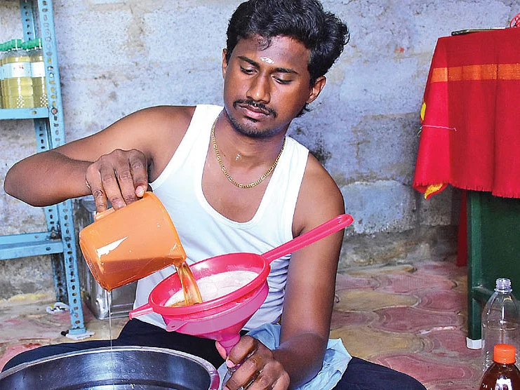 மாதம் ரூ.77,000 வருமானம்: பாரம்பர்ய கல்செக்குக்கு புத்துயிர் கொடுத்த பொறியாளர்!