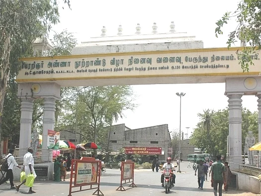 போதையில் உள்ளாடையுடன் சுற்றிய ஓட்டுநர்... வேலூர் புதிய பேருந்து நிலையத்தில் முகம் சுளித்த பயணிகள்!