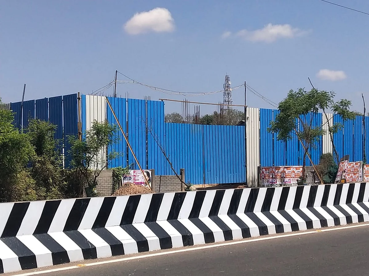 `ஆள் கிடைக்காது; வெளியில் விடமாட்டோம்!' -அமைச்சரின் உறவினர்களால் வடமாநிலத்தவருக்கு நேர்ந்த கொடுமை?