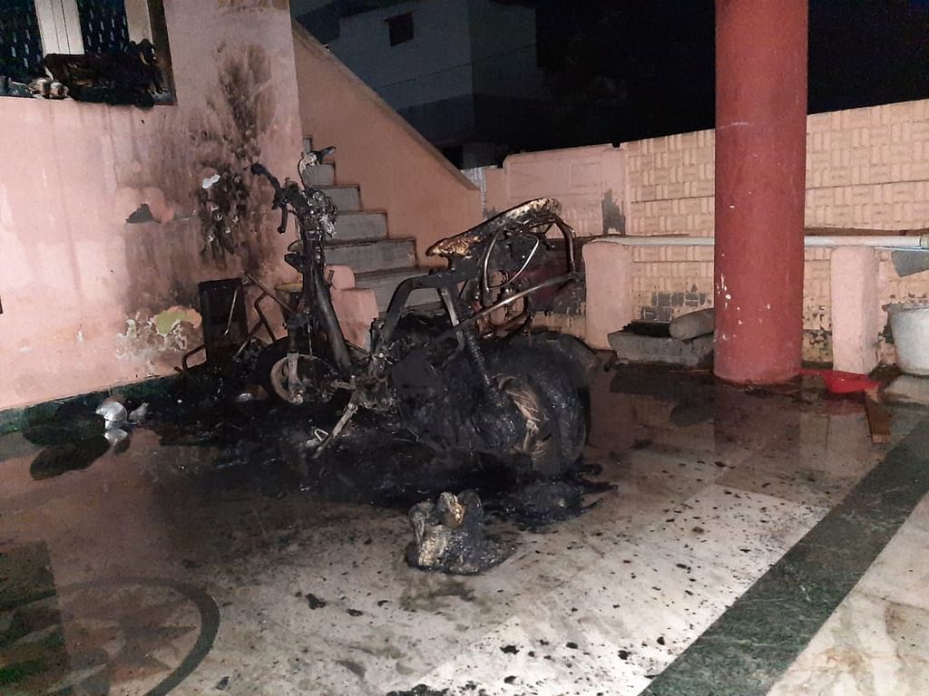 எரிந்த நிலையில் பைக்