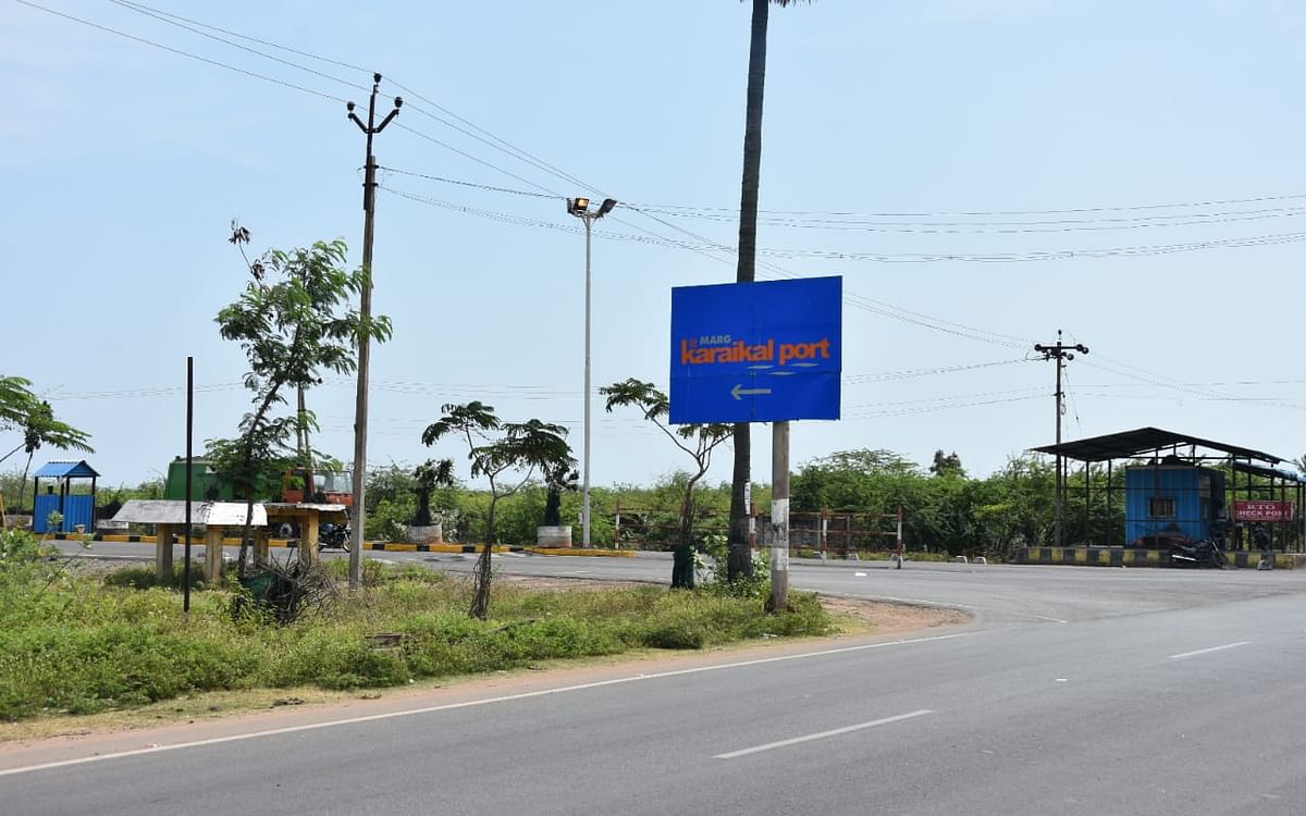 கொரோனாவால் நாடே முடங்கியிருக்கும்போது காரைக்கால் துறைமுகம் மட்டும் இயங்கலாமா?