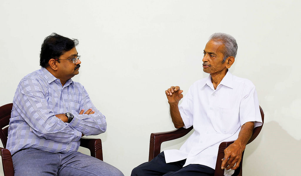 ஆசிரியர் குமாரசாமியோடு...