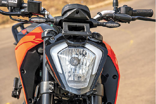 250-ல் இருப்பதுபோலவே LED DRL, ஹாலோஜன் ஹெட்லைட்