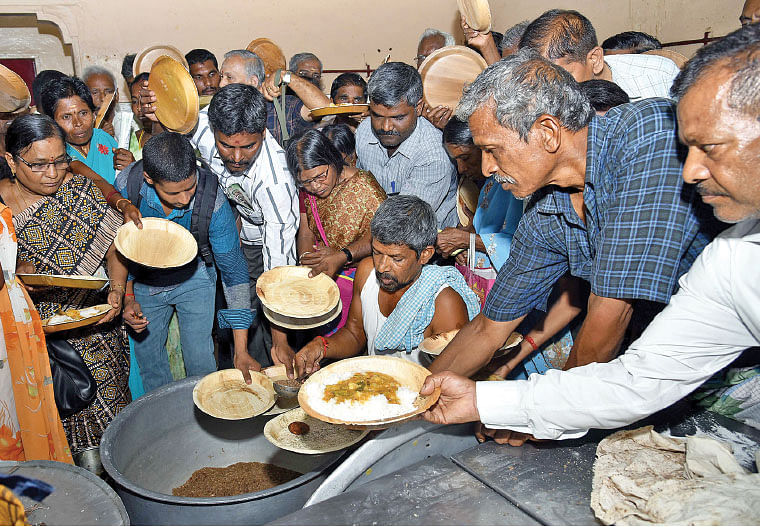 உணவு பரிமாறும் பணியில்