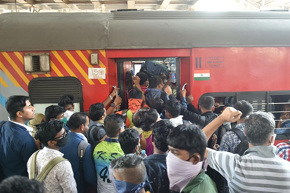 கூட்டம் அலை மோதிய ரயில்கள்