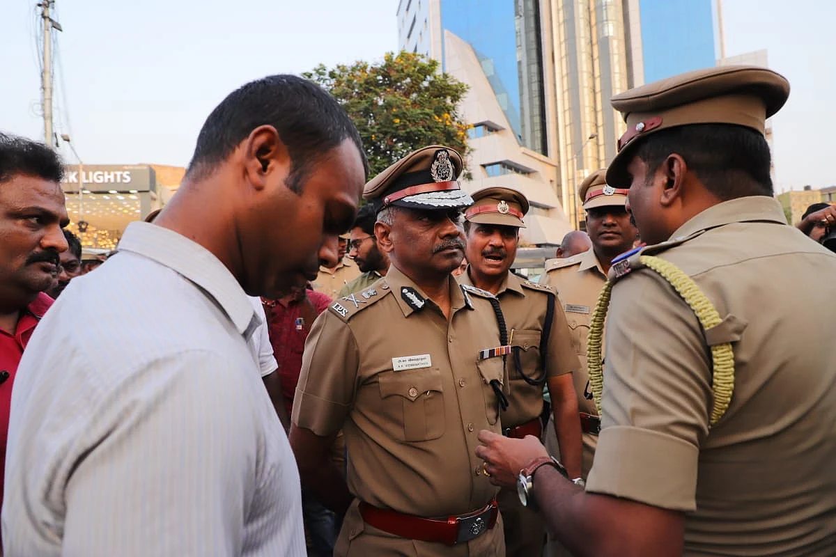 சம்பவ இடத்தை பார்வையிடும் போலீஸ் கமிஷனர் ஏ.கே.விஸ்வநாதன்