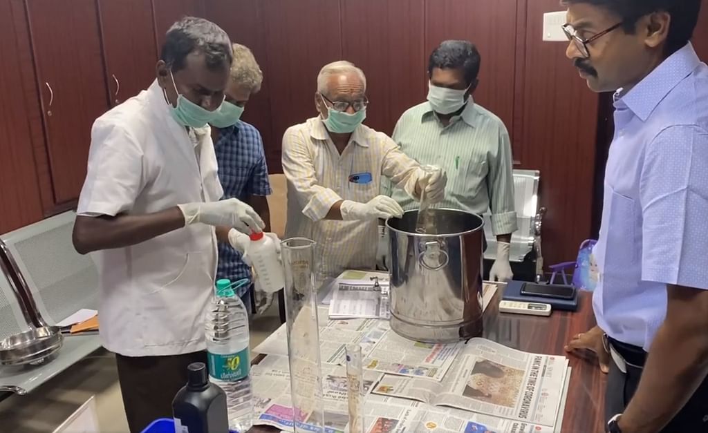 சானிடைஸர் தயாரிப்பை ஆய்வு செய்யும் ஆட்சியர்