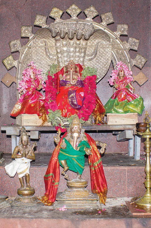 ஸ்ரீஸித்தி புத்தி சமேத ஸ்ரீதட்சிணாமூர்த்தி விநாயகர்.