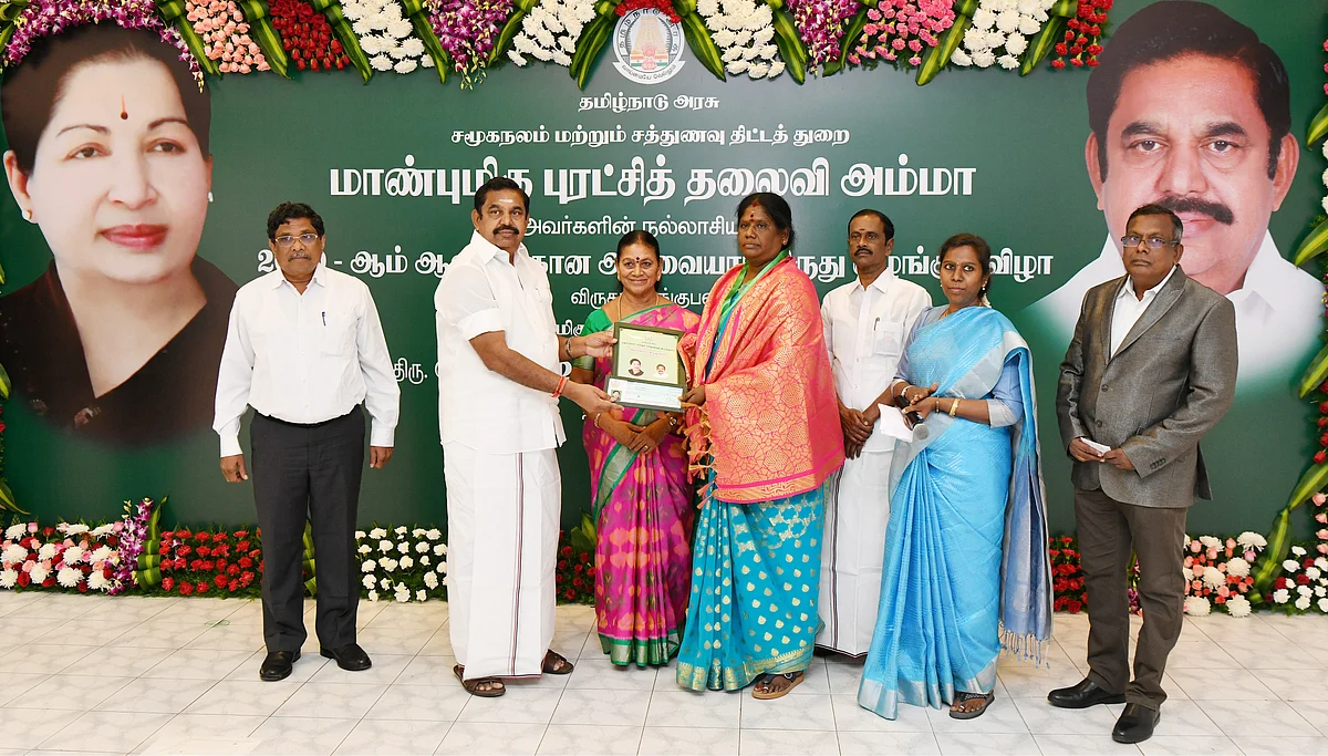 `2,245 சடலங்களை எரியூட்டியுள்ளேன்; பெண்ணாக இப்பணி எனக்குப் பெருமை!'- ‘ஒளவையார் விருது’ பெற்ற கண்ணகி