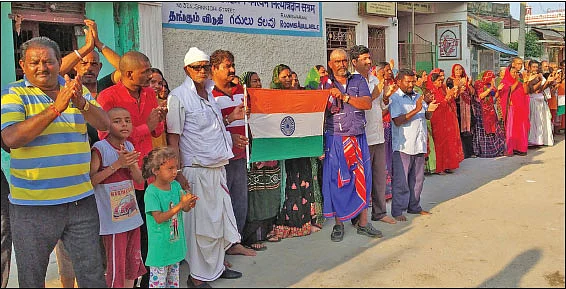 சுய ஊரடங்கன்று மாலையில் ராமேஸ்வரத்தில் கைதட்டிய பக்தர்கள்