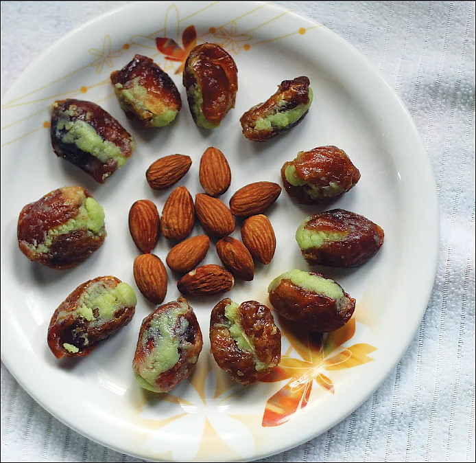 மார்ஸிபேன் ஸ்டஃப்டு டேட்ஸ்