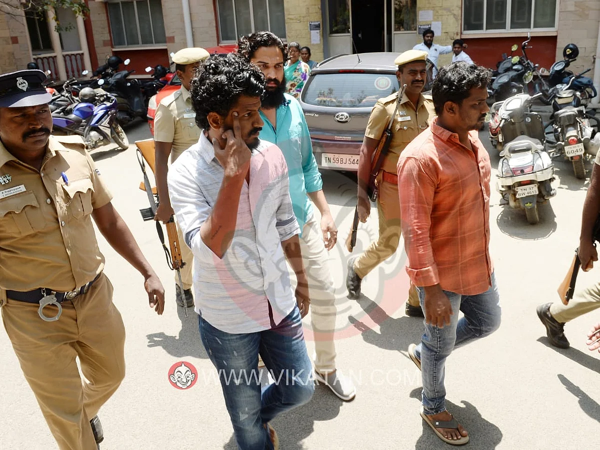 பொள்ளாச்சி பாலியல் குற்றவாளிகளுக்குக் கூடுதல் சலுகை; சேலம் போலீஸார் சஸ்பெண்ட்!
