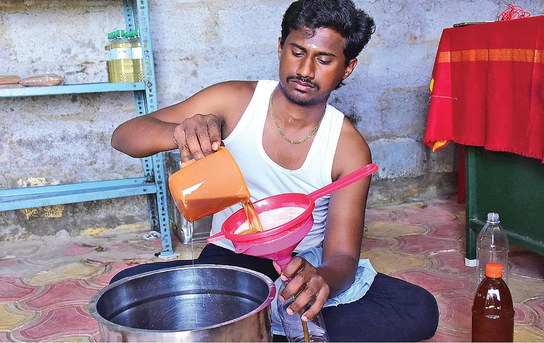 எண்ணெய் அளவிடும் சிவசெண்பகம்