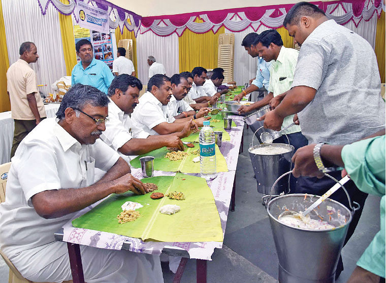 மதிய உணவைச் சாப்பிடும் அமைச்சர் மற்றும் சட்டமன்ற உறுப்பினர்கள்