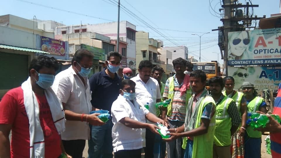 செந்தில் பாலாஜி பவுன்டேஷன் சார்பில் கிருமி நாசினி வழங்குதல்