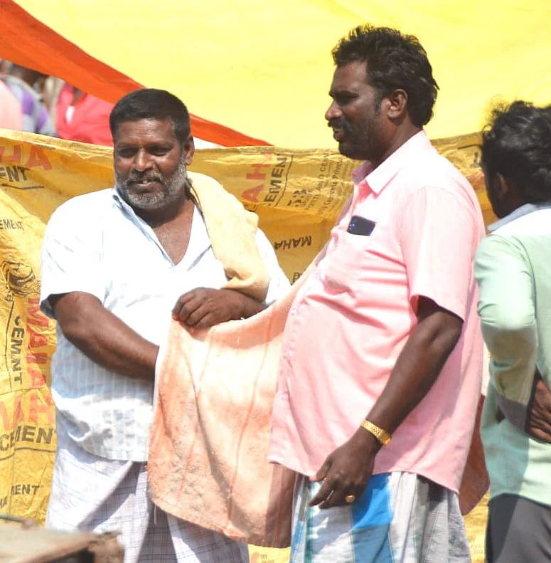 துணியால் கைகளை மறைத்து விரல்களால் விலை பேசுகிறார்கள்