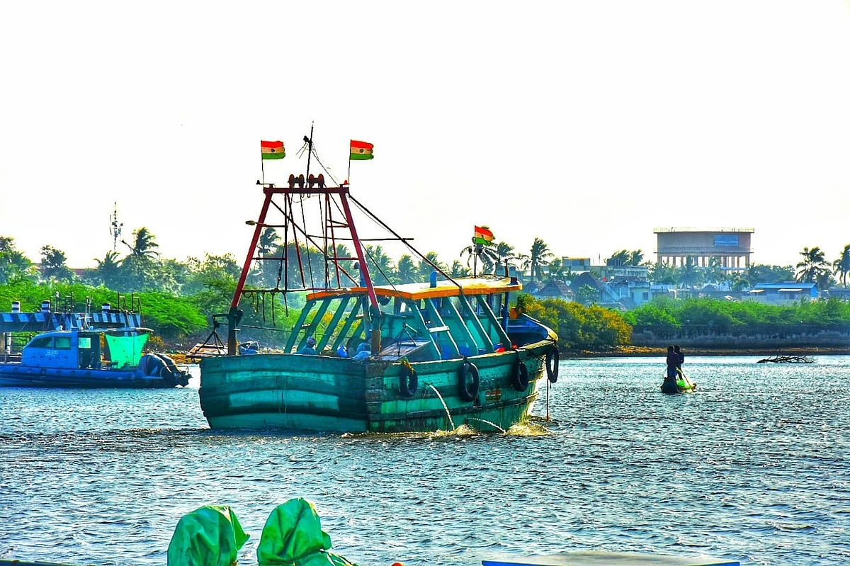 இழுவை வலை பயன்படுத்தப்படும் விசைப்படகு